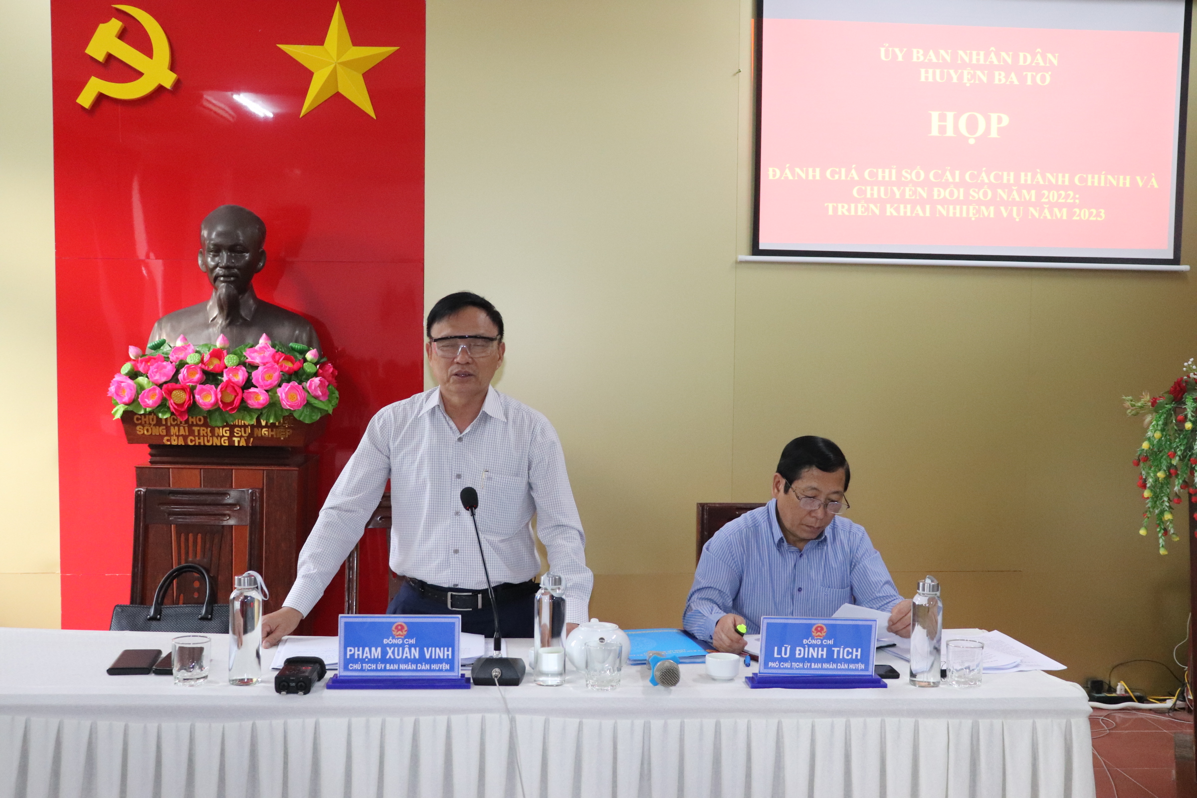 Đồng chí Phạm Xuân Vinh – Chủ tịch UBND huyện phát biểu chỉ đạo tại cuộc họp