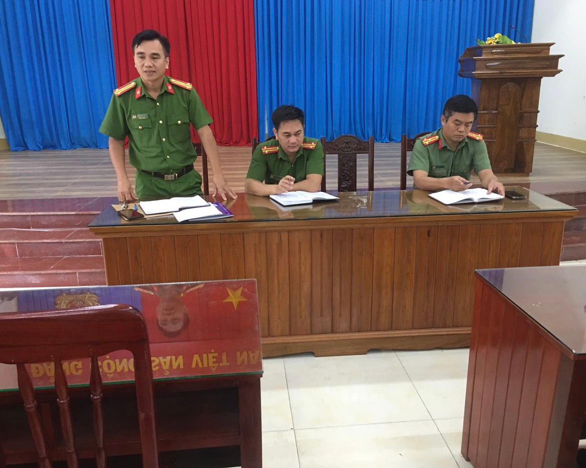 Đồng chí Thượng tá Trần Ngọc Hải - Ủy viên BTV Huyện ủy, Trưởng Công an huyện chỉ đạo thực hiện nghiêm túc chuyên đề về nồng độ cồn trên địa bàn huyện cho CBCS trong buổi giao ban đầu năm 2023