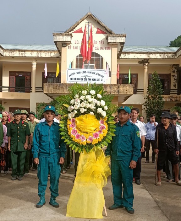 Tổ chức Lễ dâng hương tại Bia tưởng niệm xã Ba Vinh